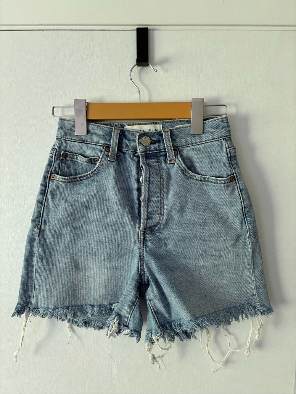 Denim Forum The ’50s Arlo Mid Thigh Denim Shorts Frayed Raw Hem Sz 24